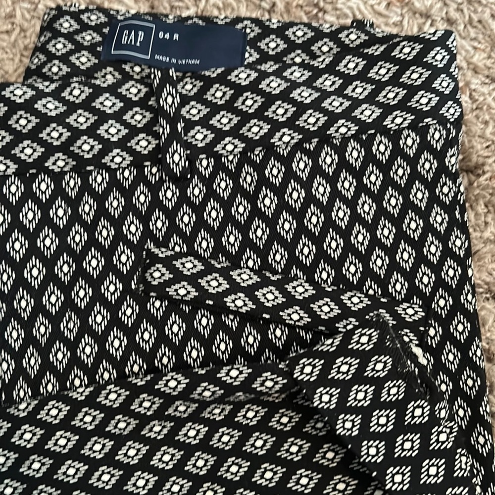 Never wore GAP dressy capris. Perfect for the spring/ summer or office wear.